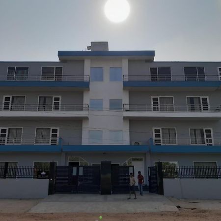 Hotel The Luxem - Behind Ibis Hotel Gurugram Gurgaon Dış mekan fotoğraf