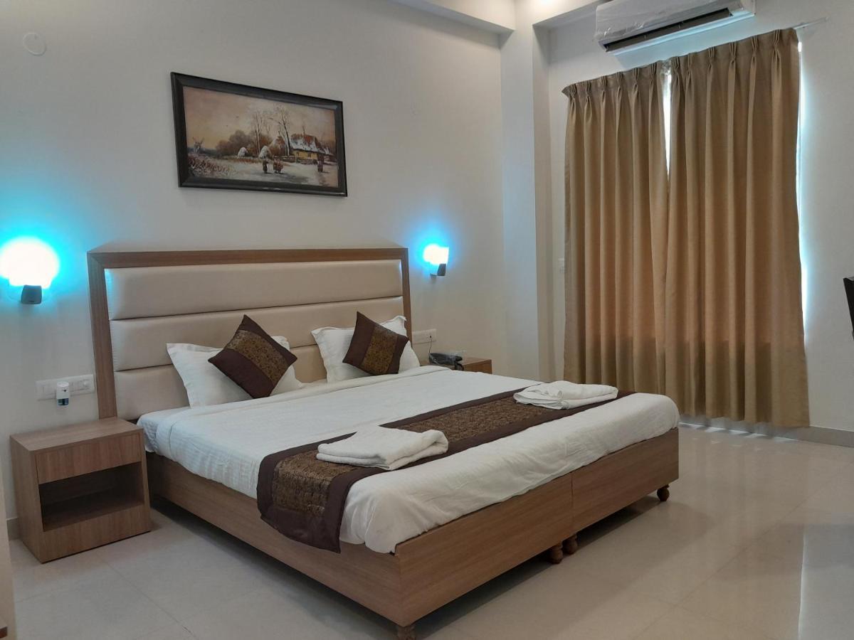 Hotel The Luxem - Behind Ibis Hotel Gurugram Gurgaon Dış mekan fotoğraf
