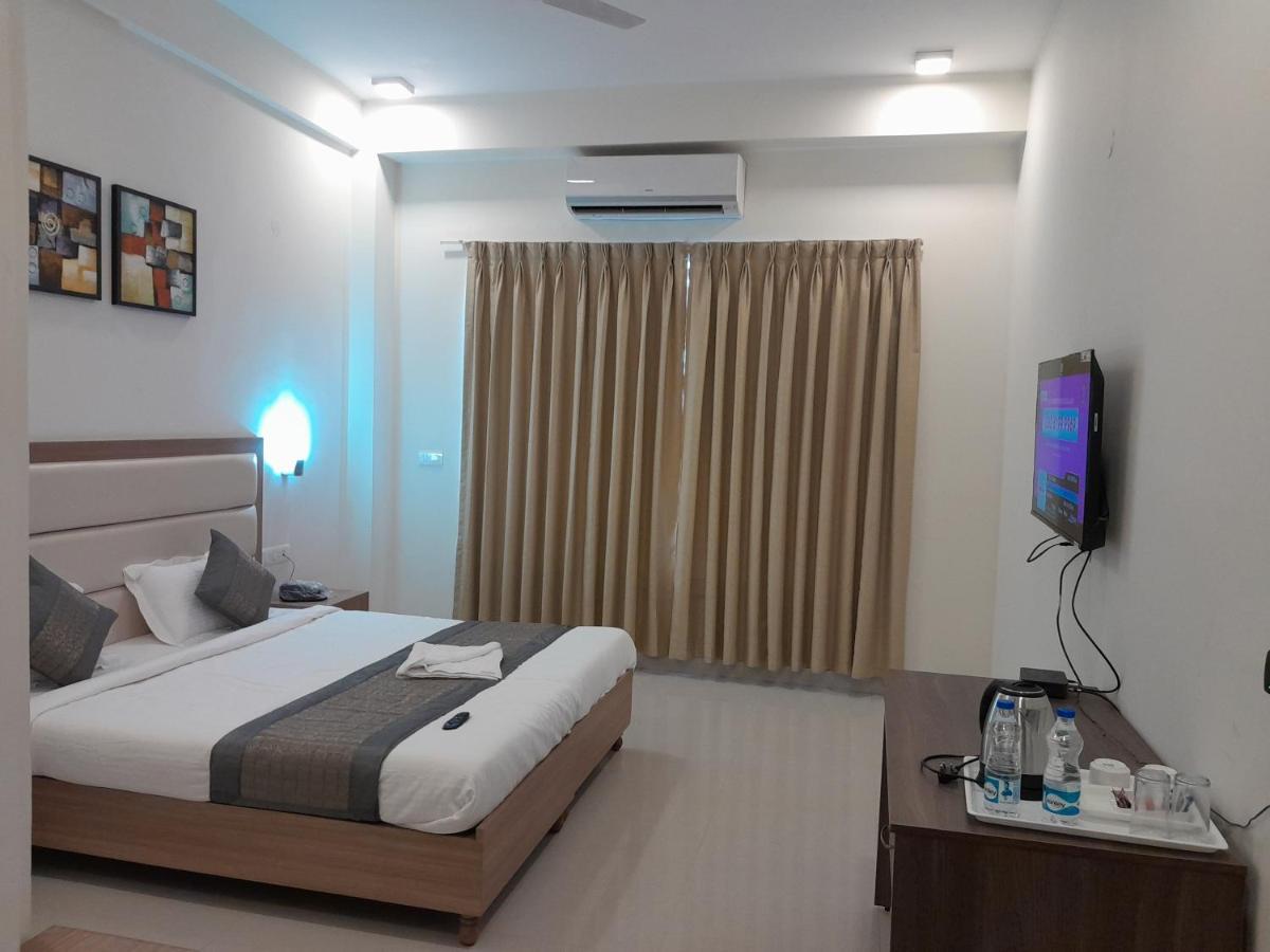 Hotel The Luxem - Behind Ibis Hotel Gurugram Gurgaon Dış mekan fotoğraf