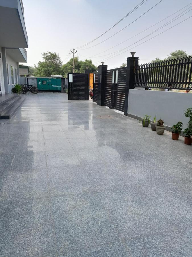 Hotel The Luxem - Behind Ibis Hotel Gurugram Gurgaon Dış mekan fotoğraf