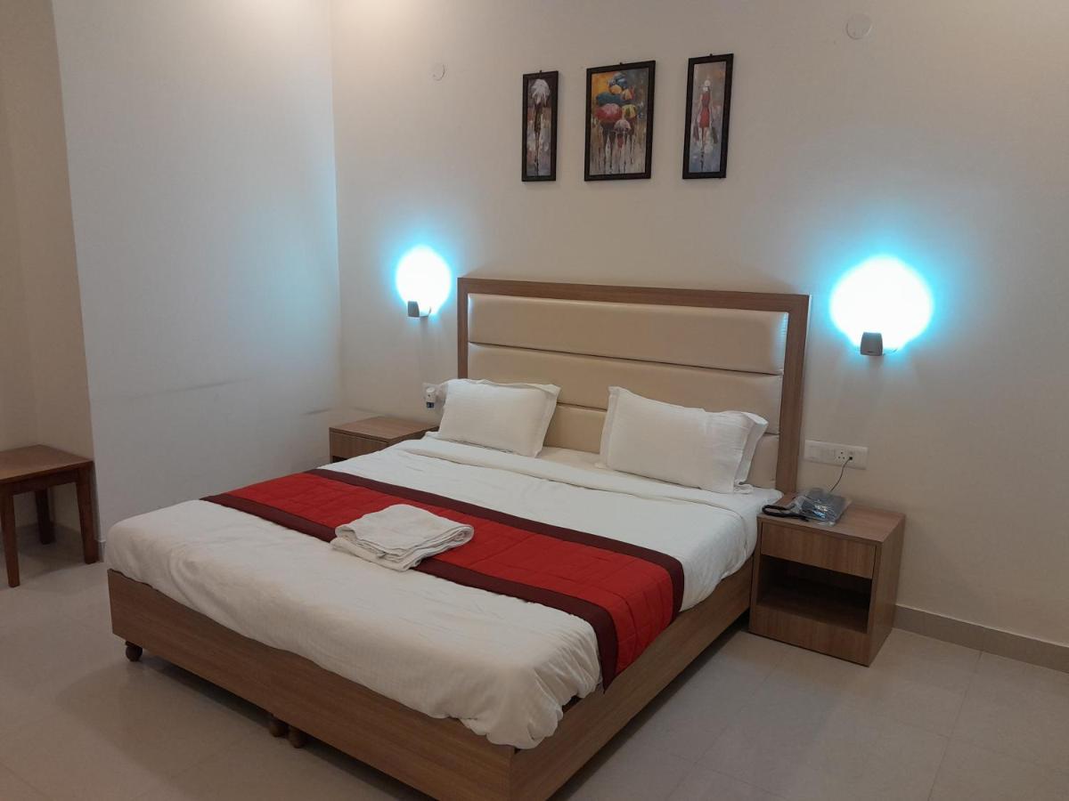 Hotel The Luxem - Behind Ibis Hotel Gurugram Gurgaon Dış mekan fotoğraf
