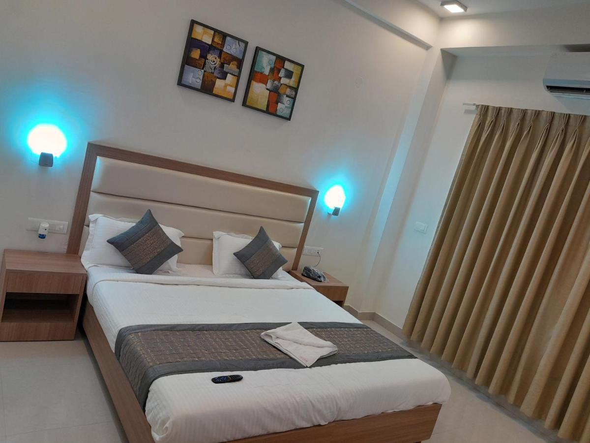 Hotel The Luxem - Behind Ibis Hotel Gurugram Gurgaon Dış mekan fotoğraf