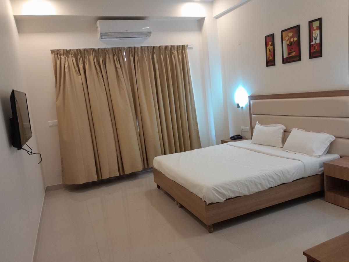 Hotel The Luxem - Behind Ibis Hotel Gurugram Gurgaon Dış mekan fotoğraf