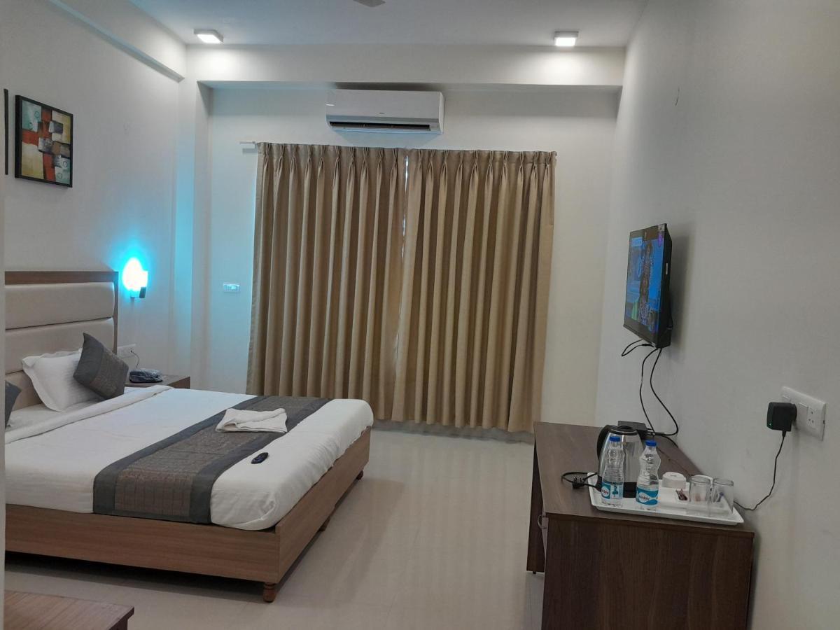 Hotel The Luxem - Behind Ibis Hotel Gurugram Gurgaon Dış mekan fotoğraf