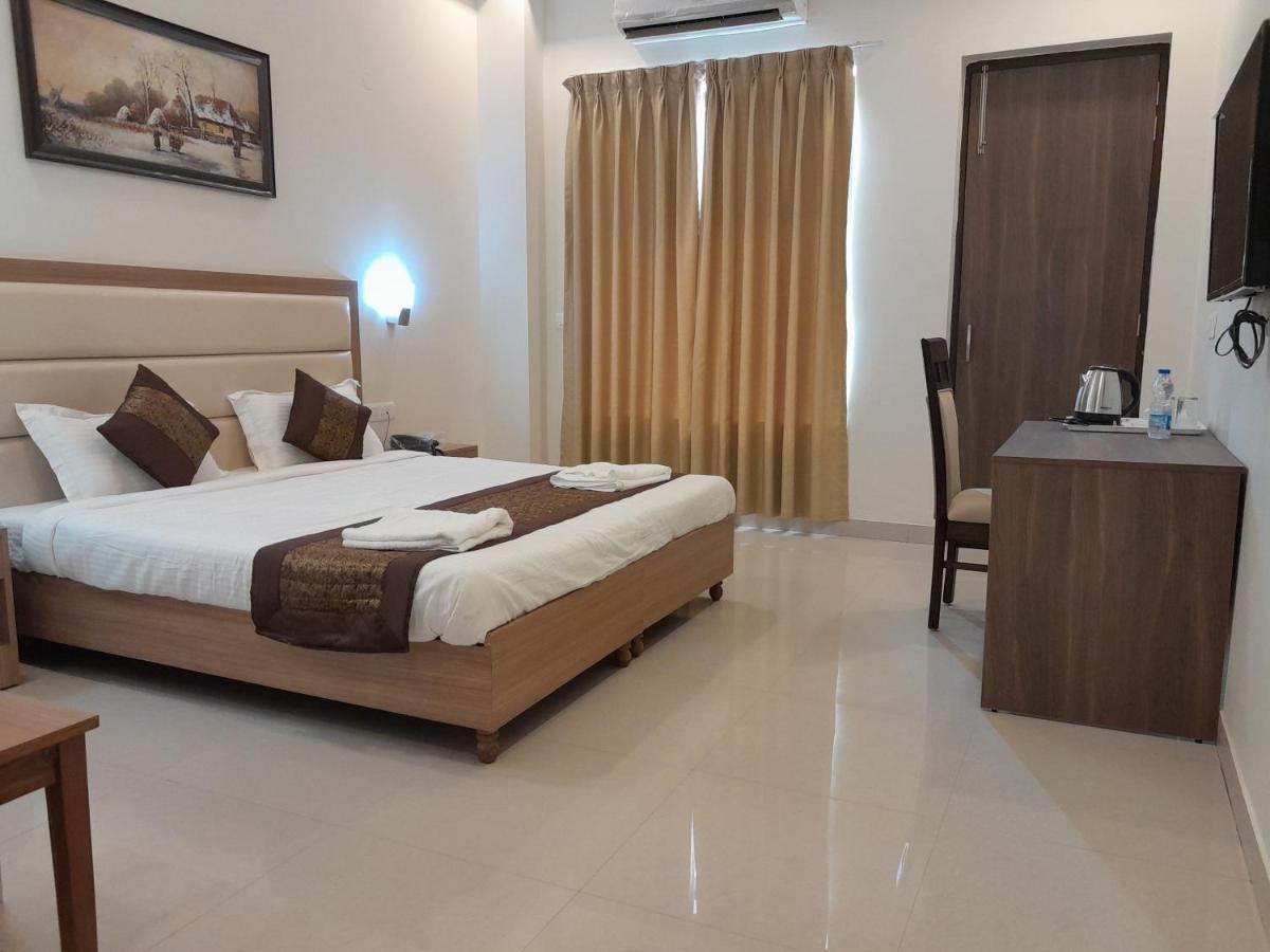 Hotel The Luxem - Behind Ibis Hotel Gurugram Gurgaon Dış mekan fotoğraf