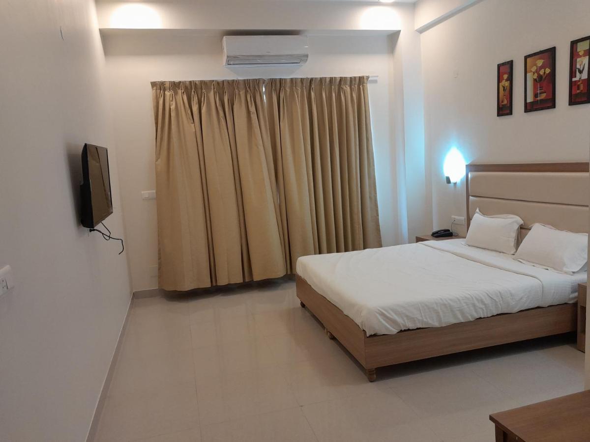 Hotel The Luxem - Behind Ibis Hotel Gurugram Gurgaon Dış mekan fotoğraf
