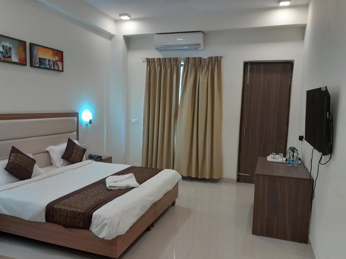 Hotel The Luxem - Behind Ibis Hotel Gurugram Gurgaon Dış mekan fotoğraf