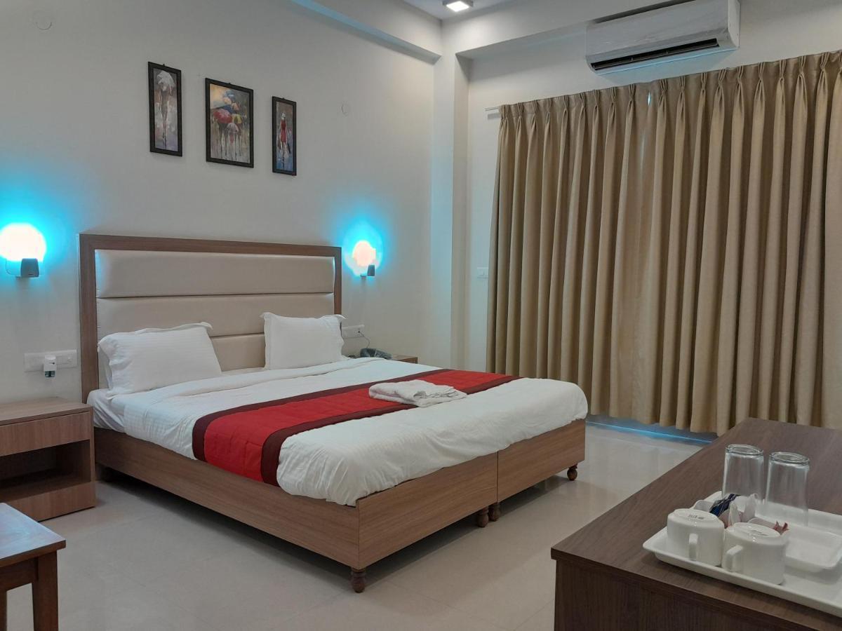 Hotel The Luxem - Behind Ibis Hotel Gurugram Gurgaon Dış mekan fotoğraf