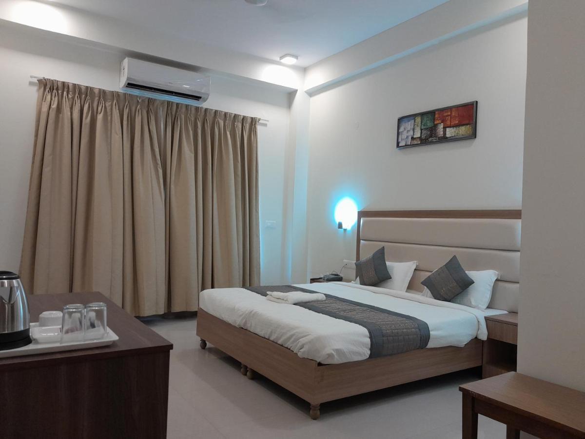 Hotel The Luxem - Behind Ibis Hotel Gurugram Gurgaon Dış mekan fotoğraf
