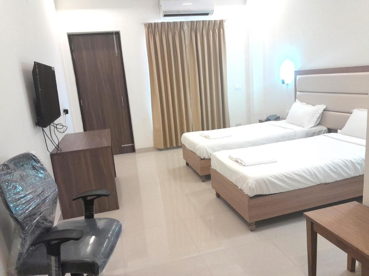 Hotel The Luxem - Behind Ibis Hotel Gurugram Gurgaon Dış mekan fotoğraf