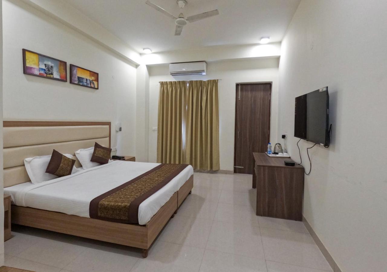 Hotel The Luxem - Behind Ibis Hotel Gurugram Gurgaon Dış mekan fotoğraf