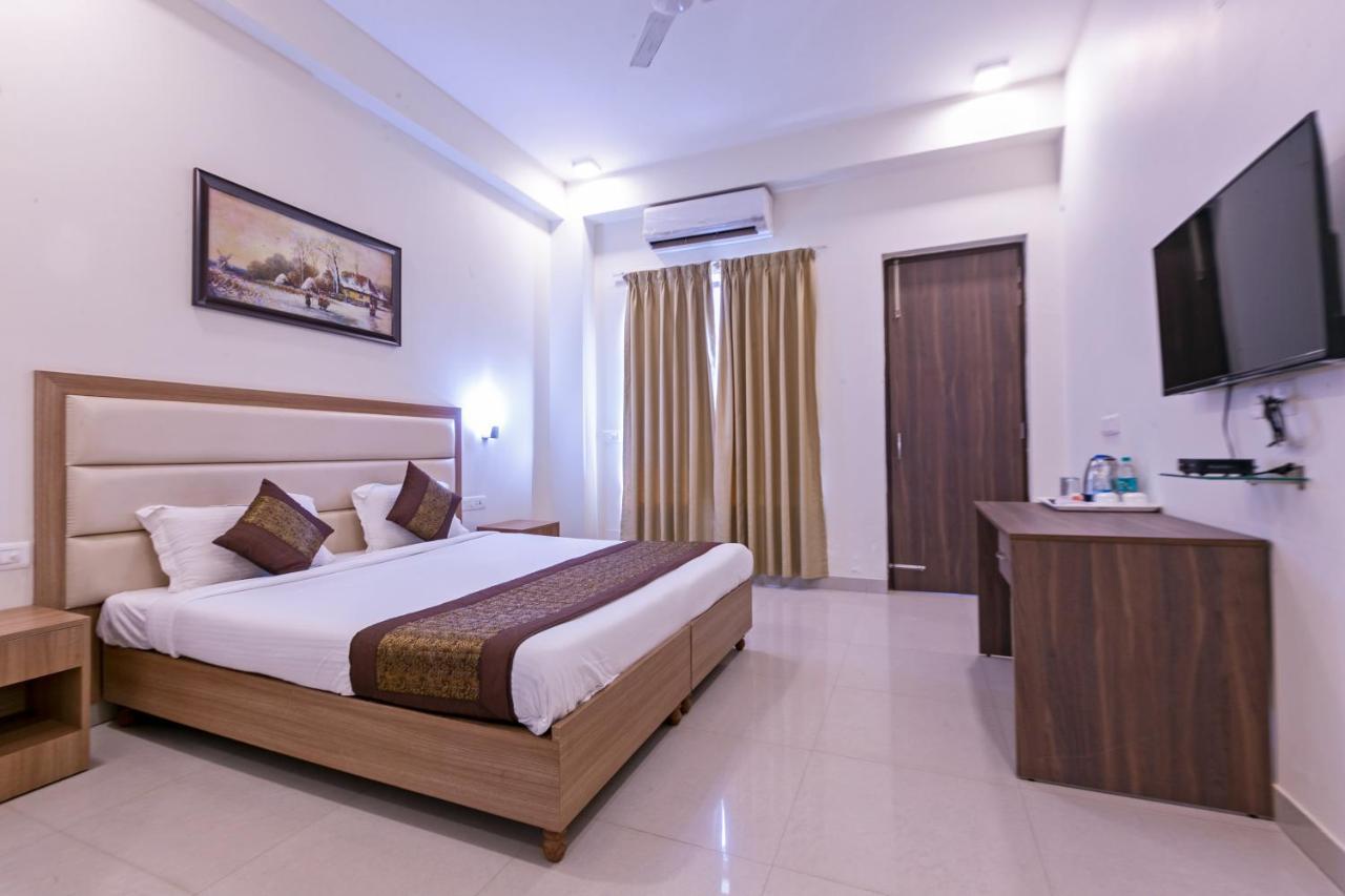 Hotel The Luxem - Behind Ibis Hotel Gurugram Gurgaon Dış mekan fotoğraf