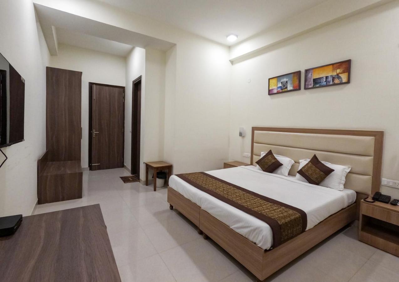 Hotel The Luxem - Behind Ibis Hotel Gurugram Gurgaon Dış mekan fotoğraf