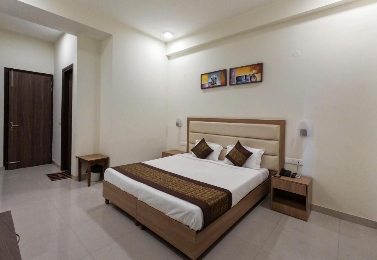 Hotel The Luxem - Behind Ibis Hotel Gurugram Gurgaon Dış mekan fotoğraf