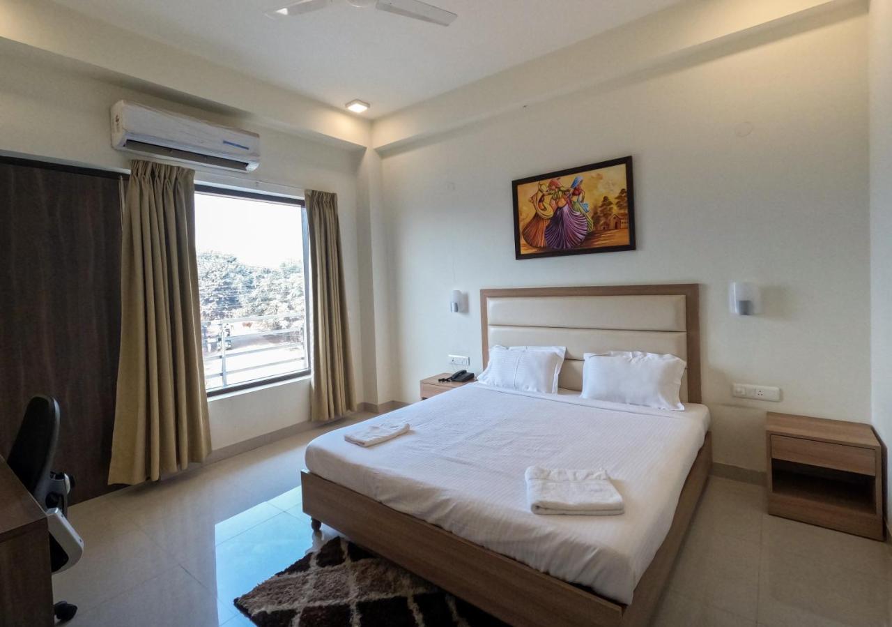 Hotel The Luxem - Behind Ibis Hotel Gurugram Gurgaon Dış mekan fotoğraf
