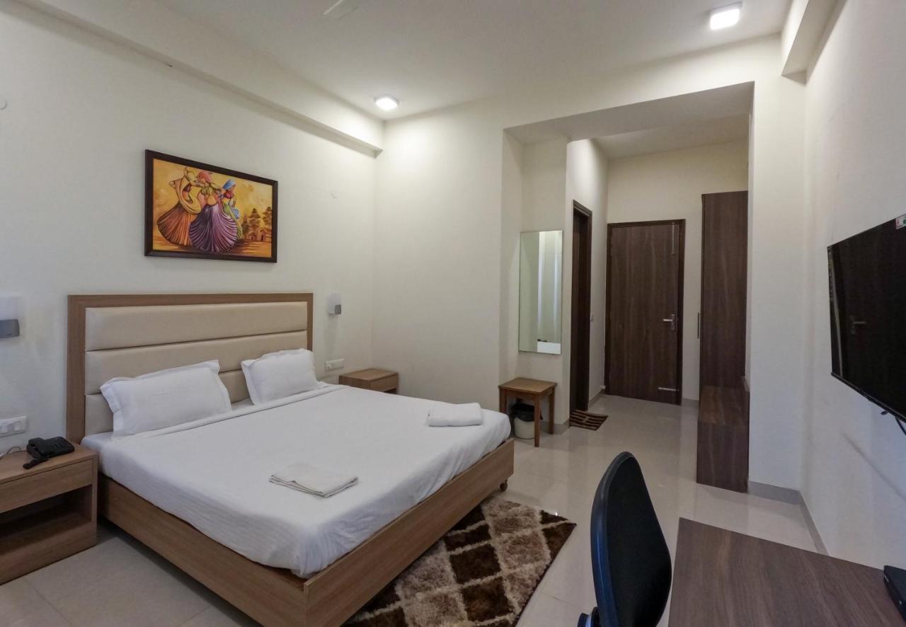 Hotel The Luxem - Behind Ibis Hotel Gurugram Gurgaon Dış mekan fotoğraf