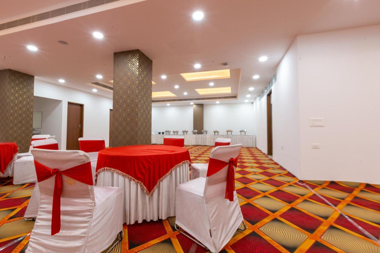Hotel The Luxem - Behind Ibis Hotel Gurugram Gurgaon Dış mekan fotoğraf