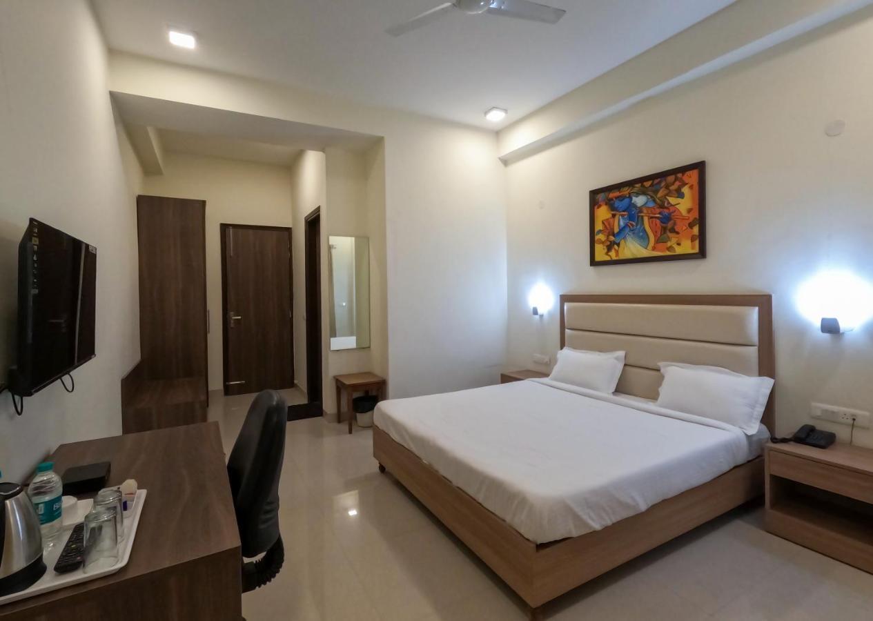 Hotel The Luxem - Behind Ibis Hotel Gurugram Gurgaon Dış mekan fotoğraf
