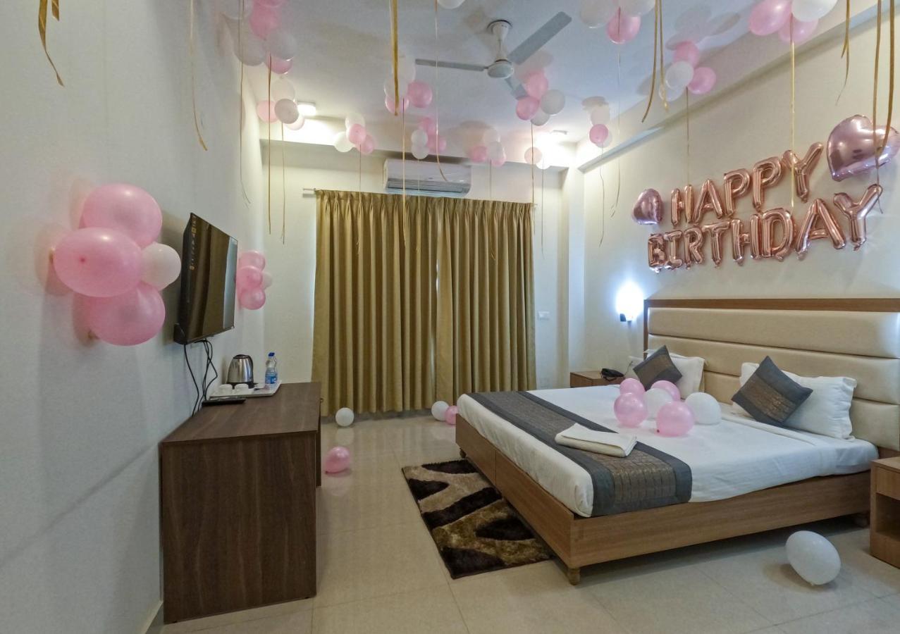 Hotel The Luxem - Behind Ibis Hotel Gurugram Gurgaon Dış mekan fotoğraf