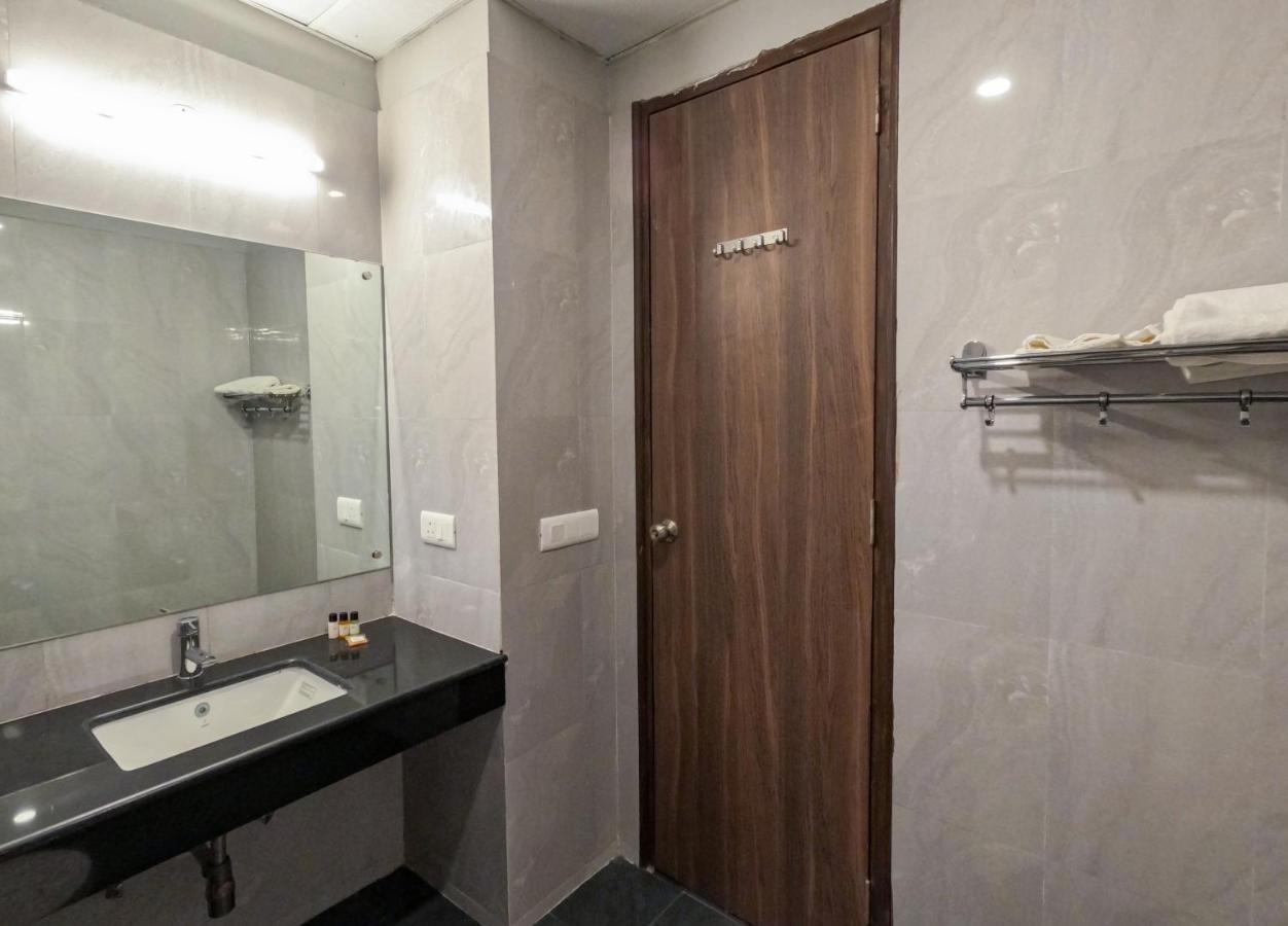 Hotel The Luxem - Behind Ibis Hotel Gurugram Gurgaon Dış mekan fotoğraf