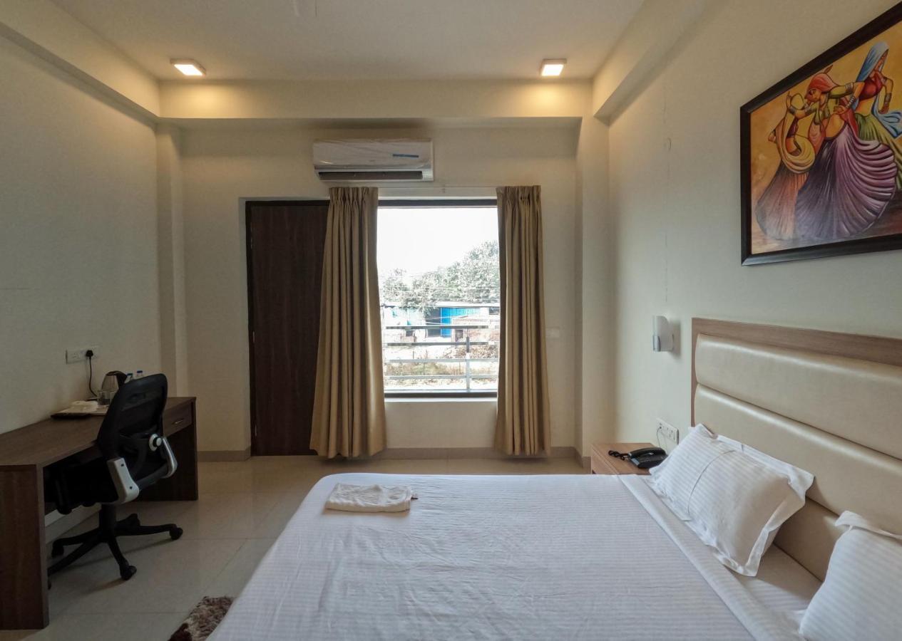 Hotel The Luxem - Behind Ibis Hotel Gurugram Gurgaon Dış mekan fotoğraf