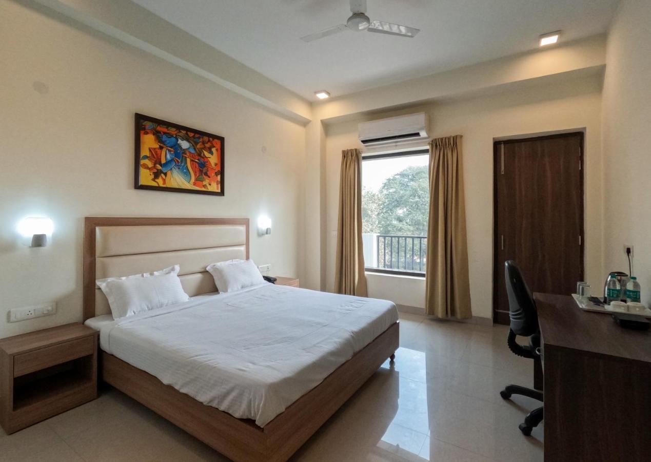Hotel The Luxem - Behind Ibis Hotel Gurugram Gurgaon Dış mekan fotoğraf